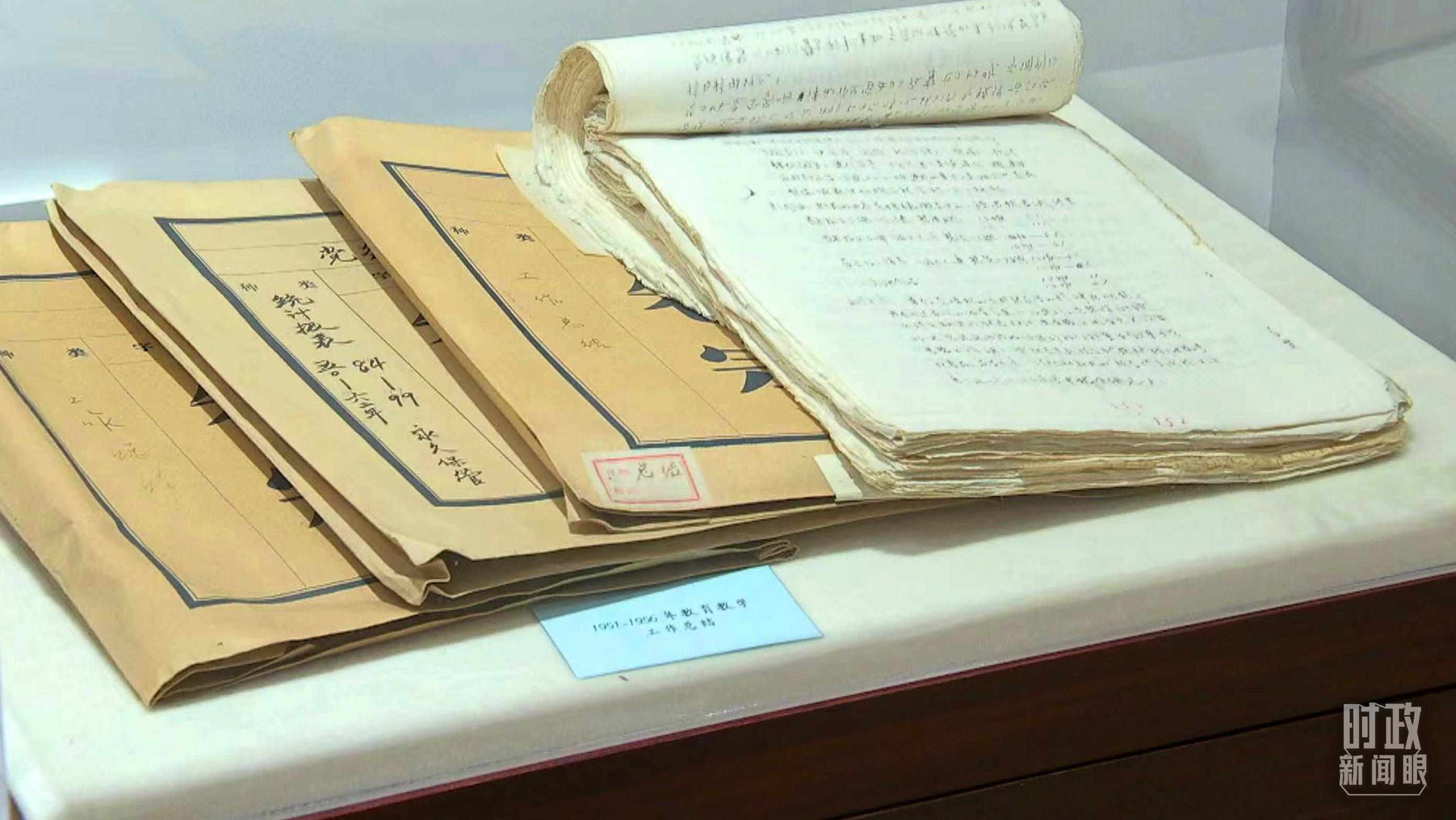 △校史館內(nèi)的教育教學(xué)工作總結(jié)展陳。（總臺(tái)央視記者金雨秋拍攝）