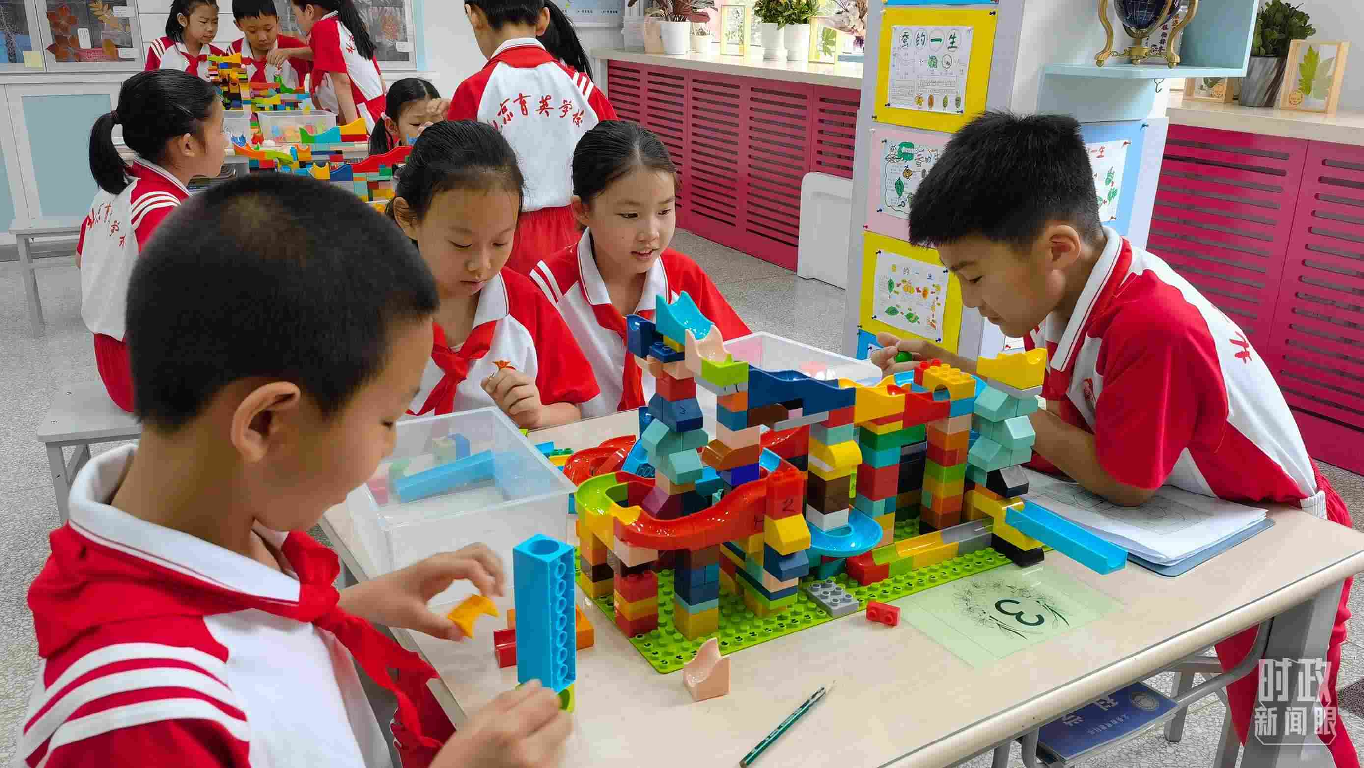 △正在搭建過山車模型的學(xué)生們。（總臺(tái)央視記者石丞拍攝）