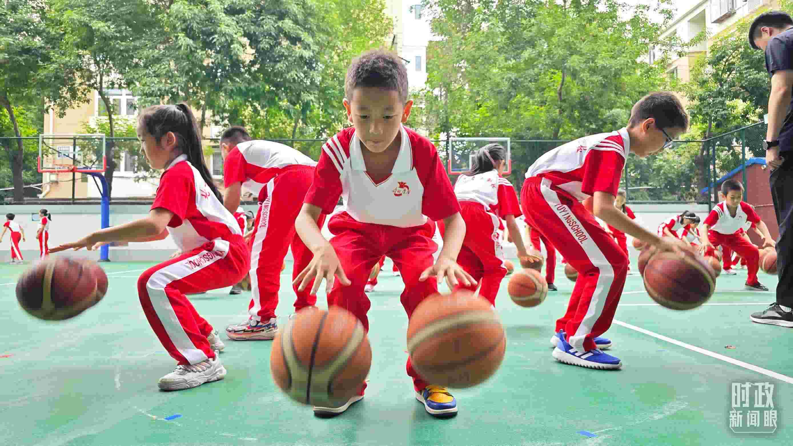 △學(xué)生正在打籃球。（總臺(tái)央視記者彭漢明拍攝）