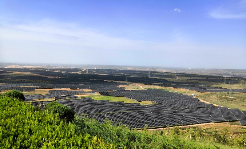伊金霍洛旗天驕綠能50萬(wàn)千瓦采煤沉陷區(qū)生態(tài)治理光伏發(fā)電示范項(xiàng)目一角。人民網(wǎng)記者 孫博洋攝