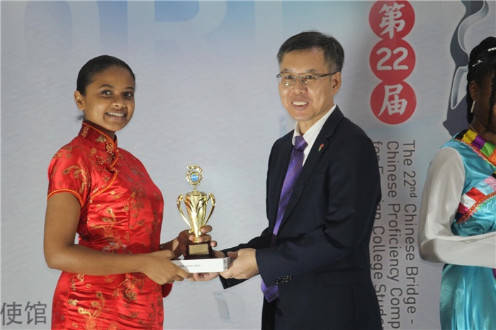 陳錫來參贊為獲獎(jiǎng)選手頒發(fā)二等獎(jiǎng)。圭亞那大學(xué)孔子學(xué)院供圖