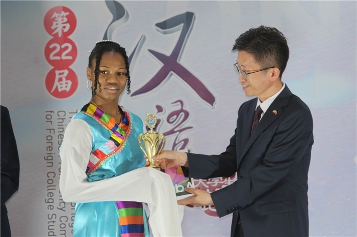 黃瑞參贊為獲獎(jiǎng)選手頒發(fā)二等獎(jiǎng)。圭亞那大學(xué)孔子學(xué)院供圖