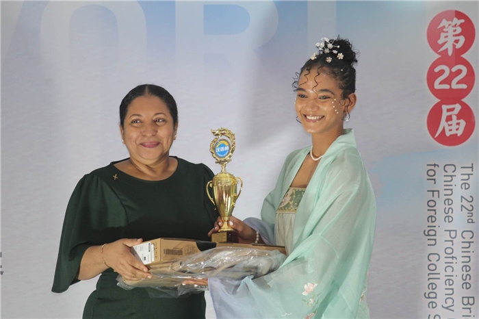 圭亞那大學(xué)校長默罕默德為獲獎(jiǎng)選手頒發(fā)一等獎(jiǎng)。圭亞那大學(xué)孔子學(xué)院供圖