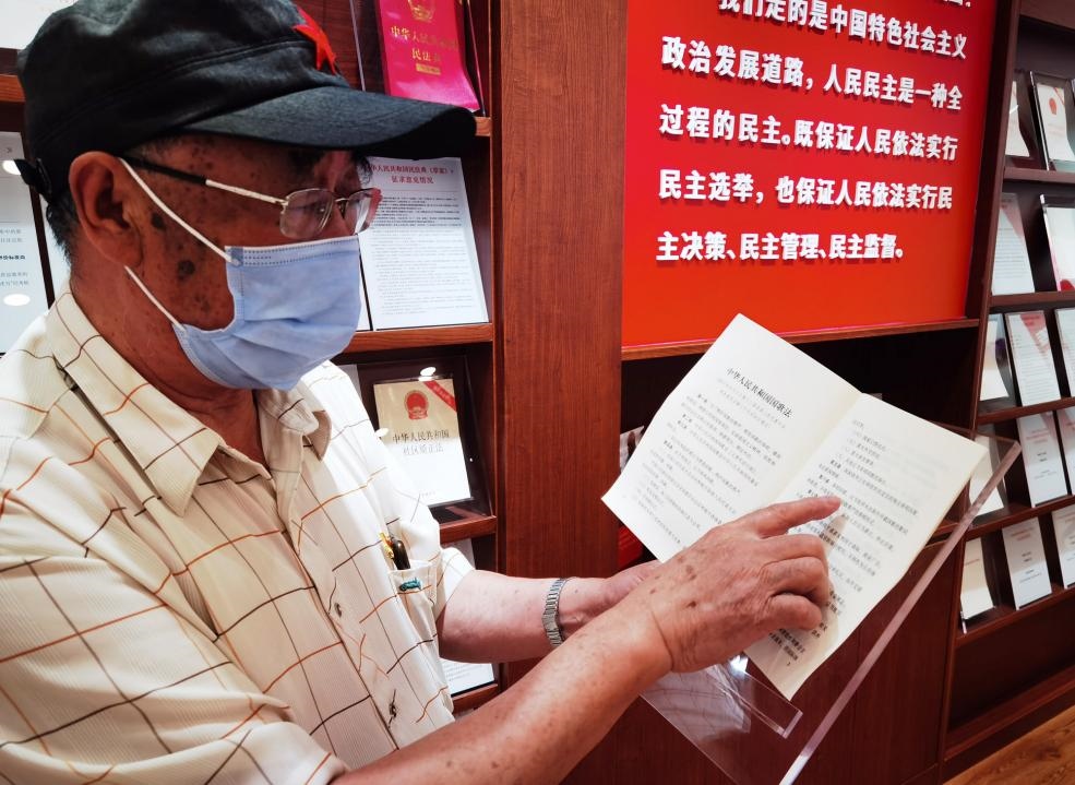 夏云龍給記者展示國歌法修改的內(nèi)容。人民網(wǎng)記者 唐小麗攝