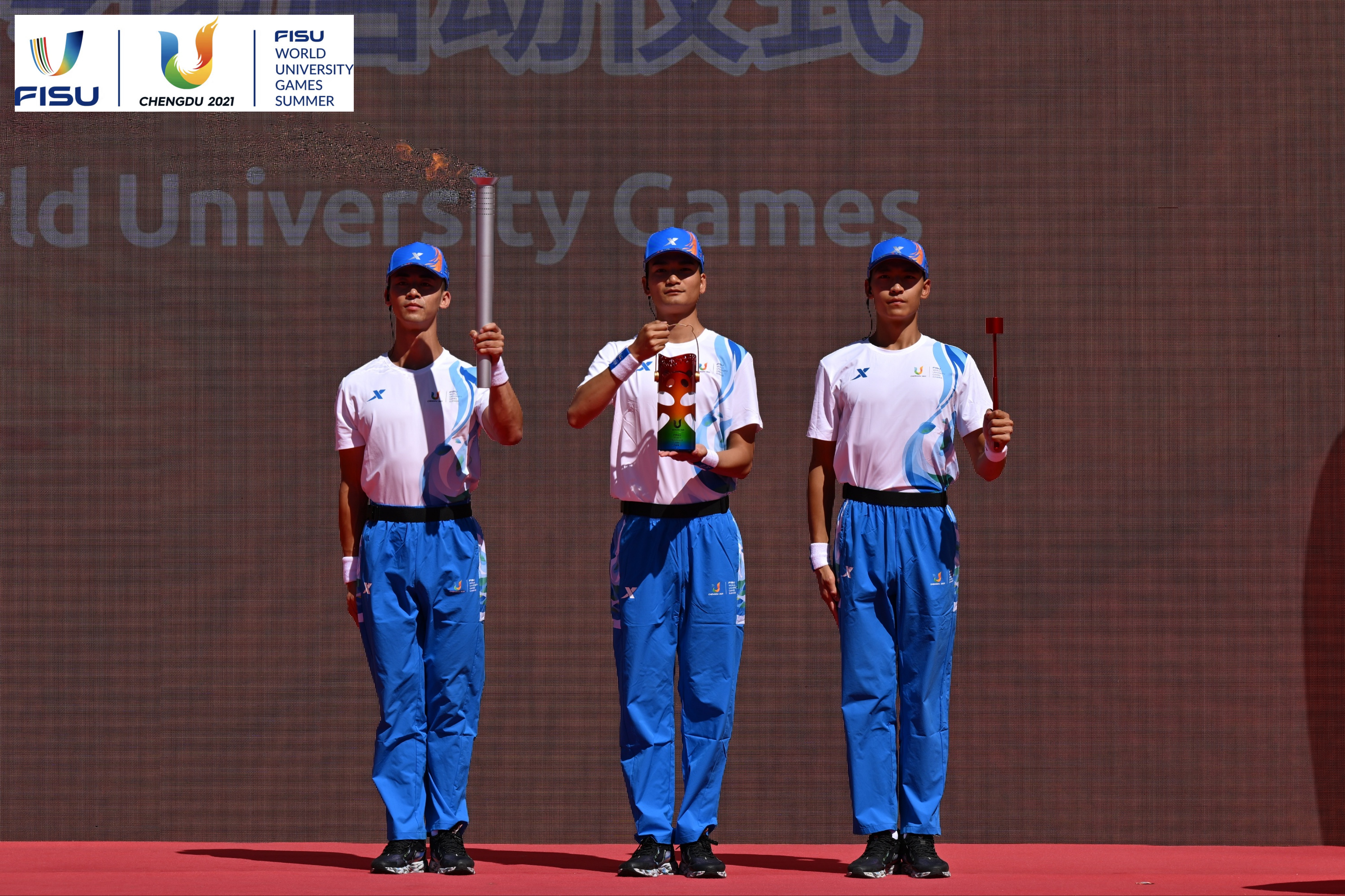 成都大運(yùn)會(huì)火種護(hù)衛(wèi)隊(duì)點(diǎn)燃大運(yùn)火炬。 圖片來(lái)源：成都大運(yùn)會(huì)執(zhí)委會(huì)供圖