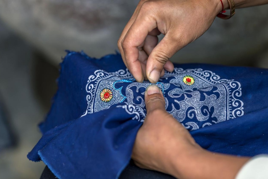 在貴州省黔西市新仁苗族鄉(xiāng)化屋村，村民在制作苗繡。新華社記者 范暉 攝