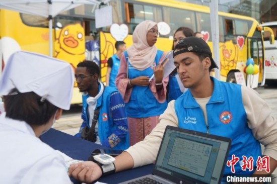 6月13日，在第20個(gè)世界獻(xiàn)血者日前夕，20名在贛留學(xué)生組團(tuán)前往血站獻(xiàn)血。吳迪 攝