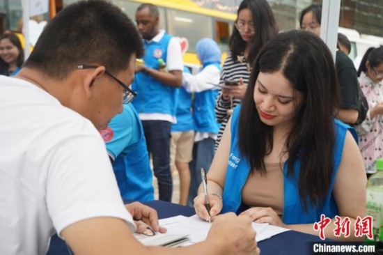 6月13日，在第20個(gè)世界獻(xiàn)血者日前夕，20名在贛留學(xué)生組團(tuán)前往血站獻(xiàn)血。吳迪 攝