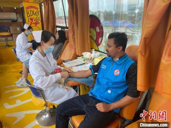 6月13日，在第20個(gè)世界獻(xiàn)血者日前夕，20名在贛留學(xué)生組團(tuán)前往血站獻(xiàn)血。吳迪 攝