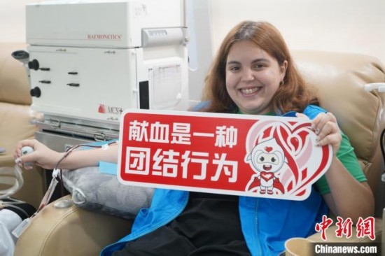 6月13日，在第20個(gè)世界獻(xiàn)血者日前夕，20名在贛留學(xué)生組團(tuán)前往血站獻(xiàn)血。吳迪 攝