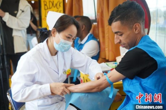 6月13日，在第20個(gè)世界獻(xiàn)血者日前夕，20名在贛留學(xué)生組團(tuán)前往血站獻(xiàn)血。吳迪 攝