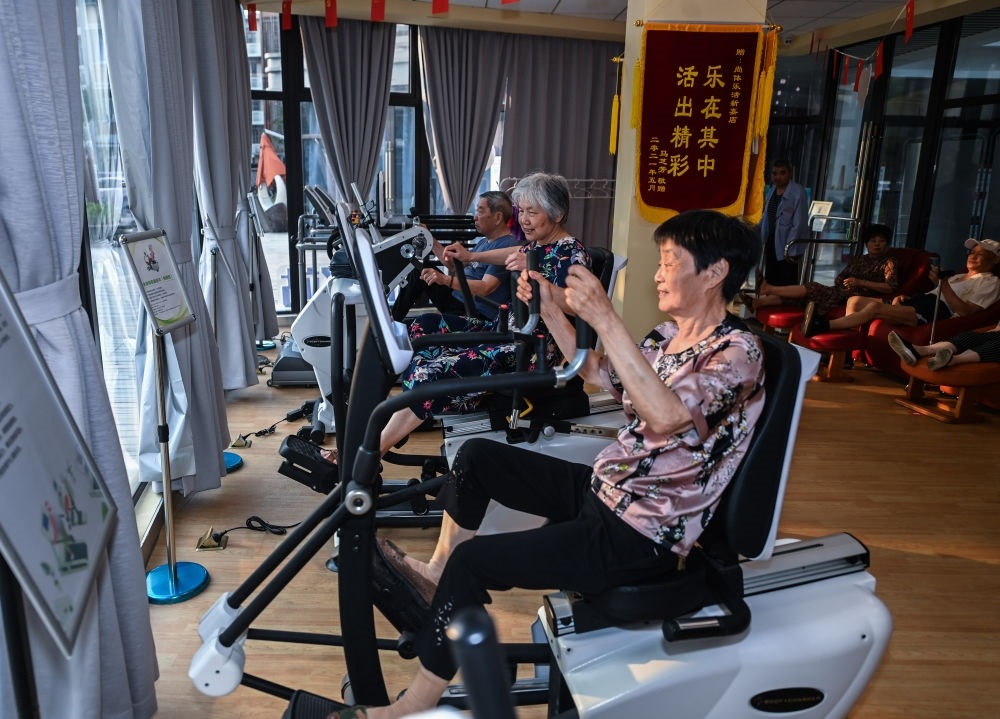 在浙江嘉興市南湖區(qū)新嘉街道電子社區(qū)鄰里中心的長者運動健康之家內(nèi)，老人們在進行器械鍛煉（2023年6月14日攝）。新華社記者 徐昱 攝