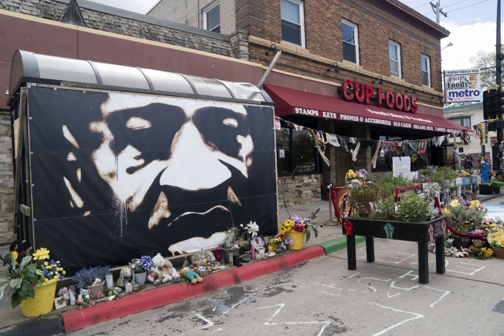 這是2022年5月22日在美國(guó)明尼蘇達(dá)州明尼阿波利斯市拍攝的弗洛伊德廣場(chǎng)。新華社記者劉杰攝