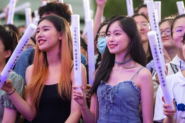 場下觀眾十分熱情。人民網(wǎng)記者 翁奇羽攝