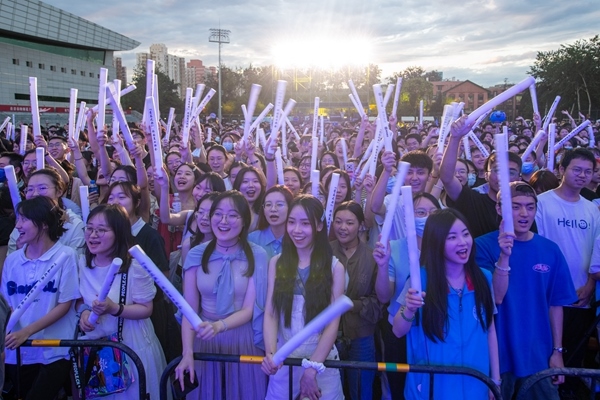 場下觀眾十分熱情。人民網(wǎng)記者 翁奇羽攝