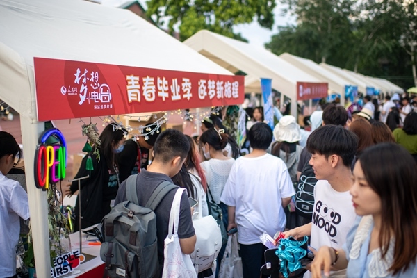 市集現(xiàn)場。人民網(wǎng)記者 翁奇羽攝