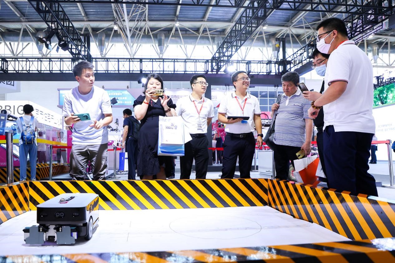 講解員向觀眾介紹智能劃線機器人。來源：受訪方供圖