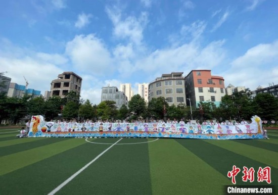 圖為學(xué)生們展示剛完成的長卷。 興業(yè)縣融媒體中心供圖