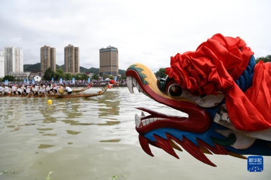 6月23日，在貴州省黔東南苗族侗族自治州施秉縣舉行的獨(dú)木龍舟節(jié)上，獨(dú)木龍舟進(jìn)行比賽。