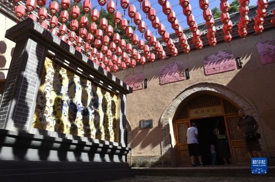 6月23日，游人在三門峽市陜州地坑院景區(qū)內(nèi)游覽。