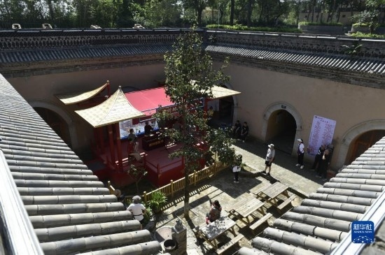 6月23日，游人在三門峽市陜州地坑院景區(qū)內(nèi)游覽。