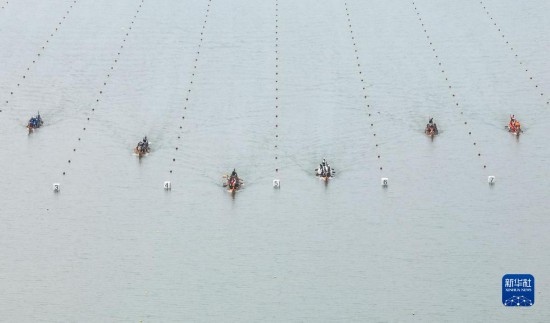 6月23日，在江蘇省泰州市水上運(yùn)動(dòng)訓(xùn)練基地，人們參加龍舟比賽（無(wú)人機(jī)照片）。