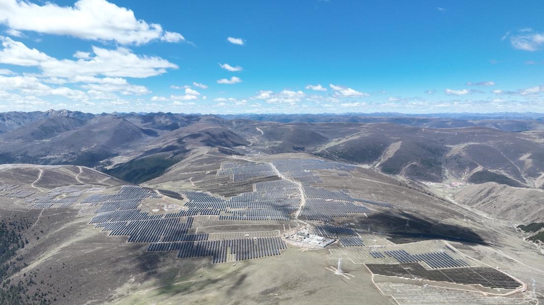 航拍雅礱江柯拉一期光伏電站。受訪者供圖