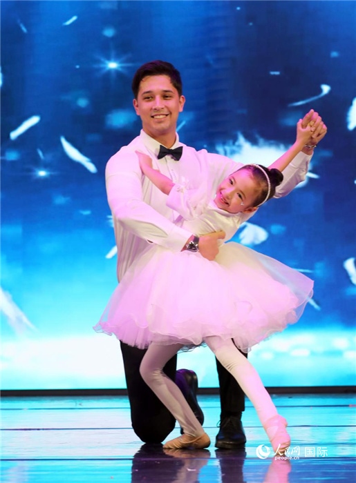父女共舞“愛的華爾茲”。人民網(wǎng)記者 管克江攝