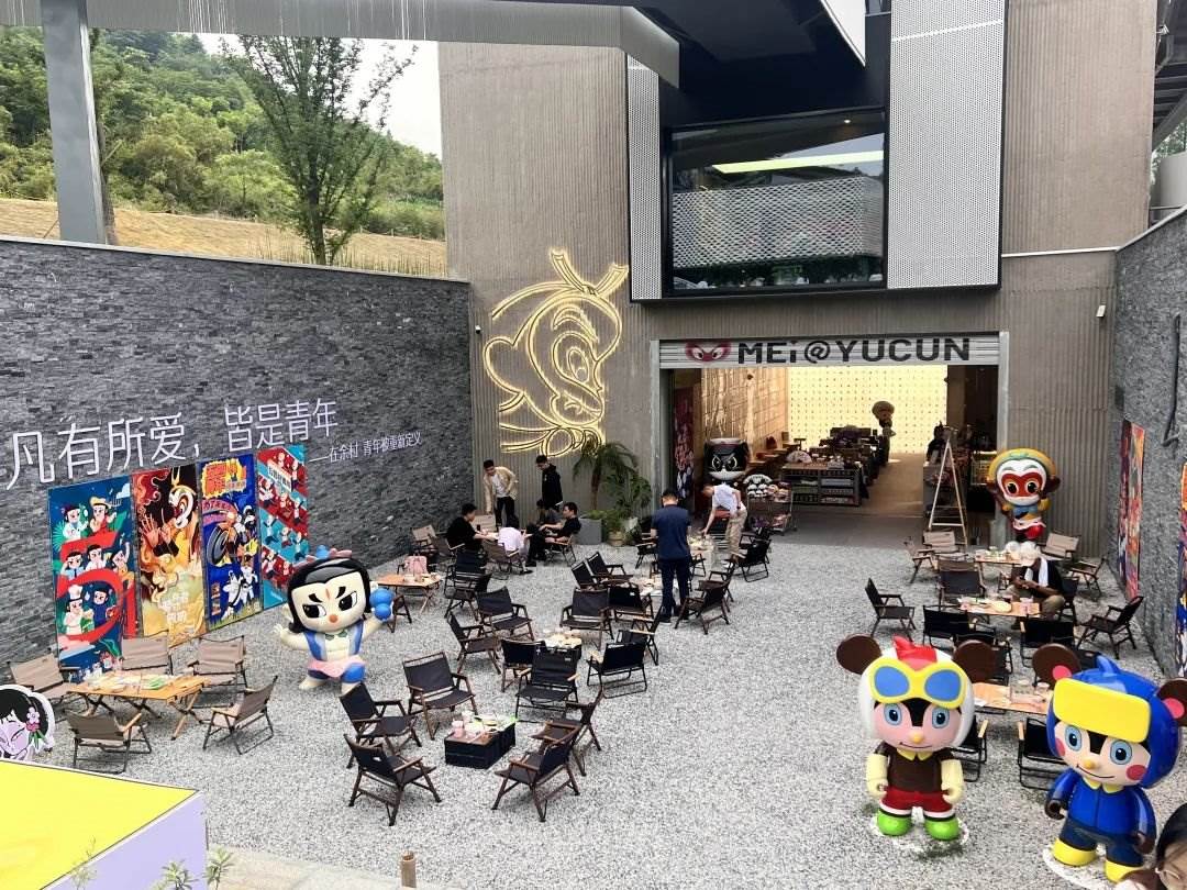 在浙江省湖州市安吉縣天荒坪鎮(zhèn)余村拍攝的國(guó)漫主題咖啡店。銳聆 攝