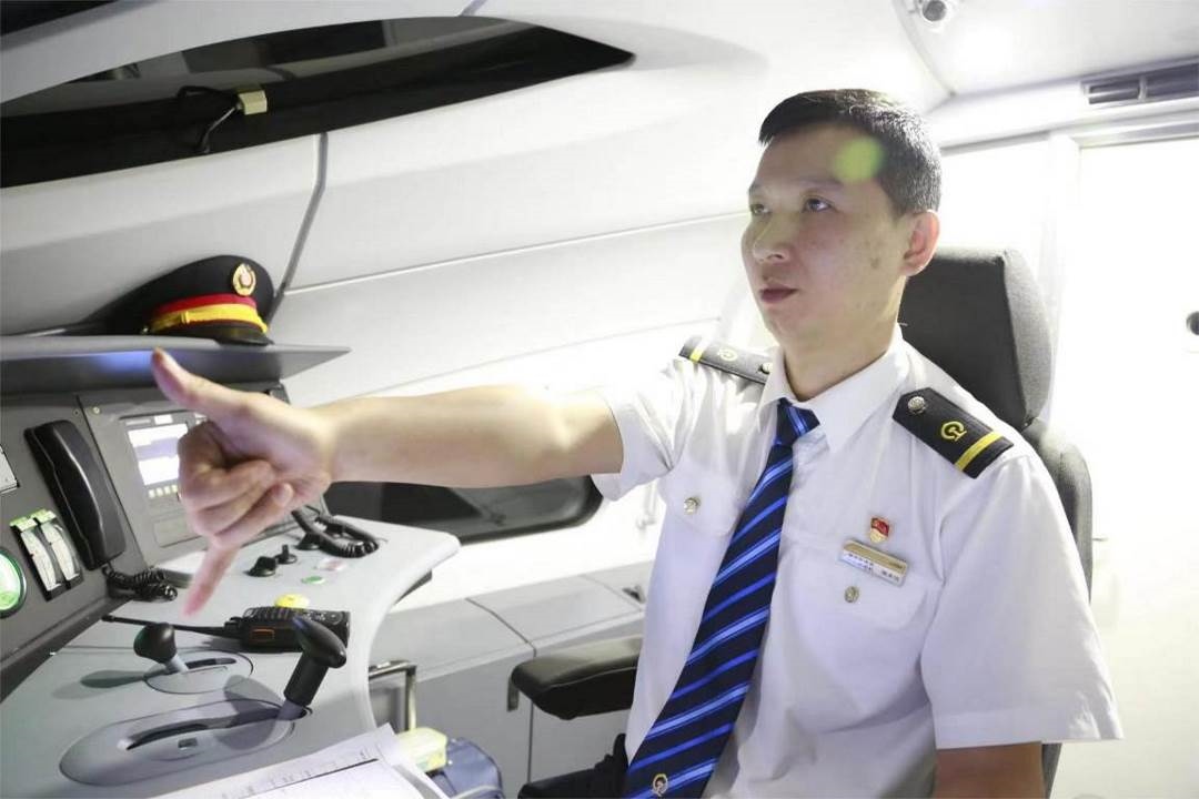 陳承儀駕駛動(dòng)車組列車執(zhí)行標(biāo)準(zhǔn)作業(yè)。陳巍攝