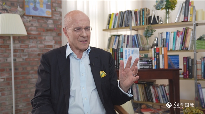 西蒙·溫切斯特接受人民網(wǎng)采訪。人民網(wǎng)記者 劉寧攝