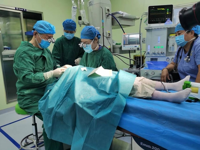 5歲的丹增貴吉正接受雙眼斜視矯正手術(shù)。人民網(wǎng)記者 李棟攝