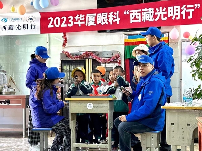 華廈眼科醫(yī)務(wù)人員對(duì)當(dāng)?shù)厣倌陜和M(jìn)行近視、弱視、斜視篩查。人民網(wǎng)記者 李棟攝