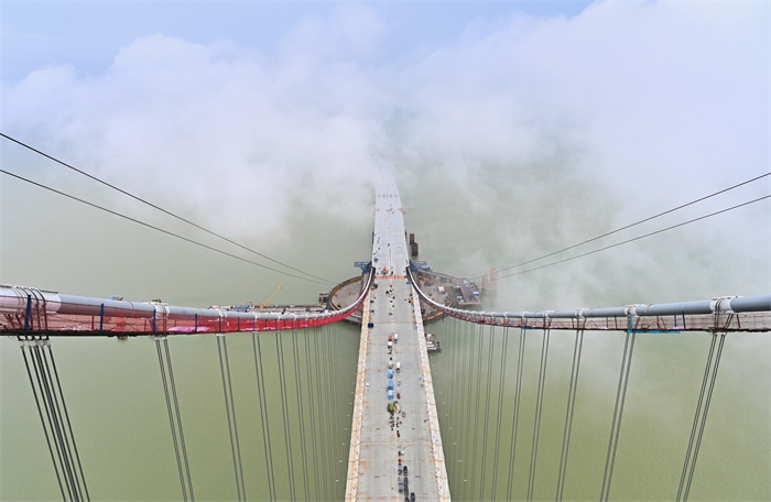 從270米高塔俯瞰深中通道伶仃洋大橋施工現(xiàn)場。（中交集團(tuán)供圖）