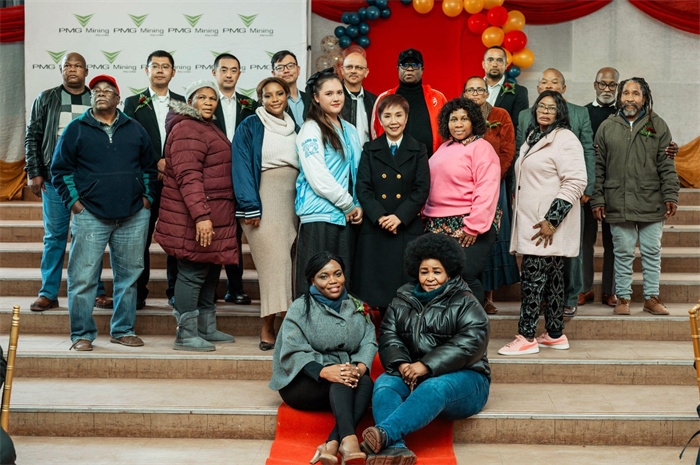 PMG礦業(yè)公司股東和管理團(tuán)隊(duì)和演講嘉賓合影。（圖片來源：廣西大錳南非PMG礦業(yè)有限公司）