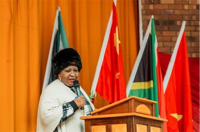 Magdeline Mokwena女士致辭。（圖片來源：廣西大錳南非PMG礦業(yè)有限公司）