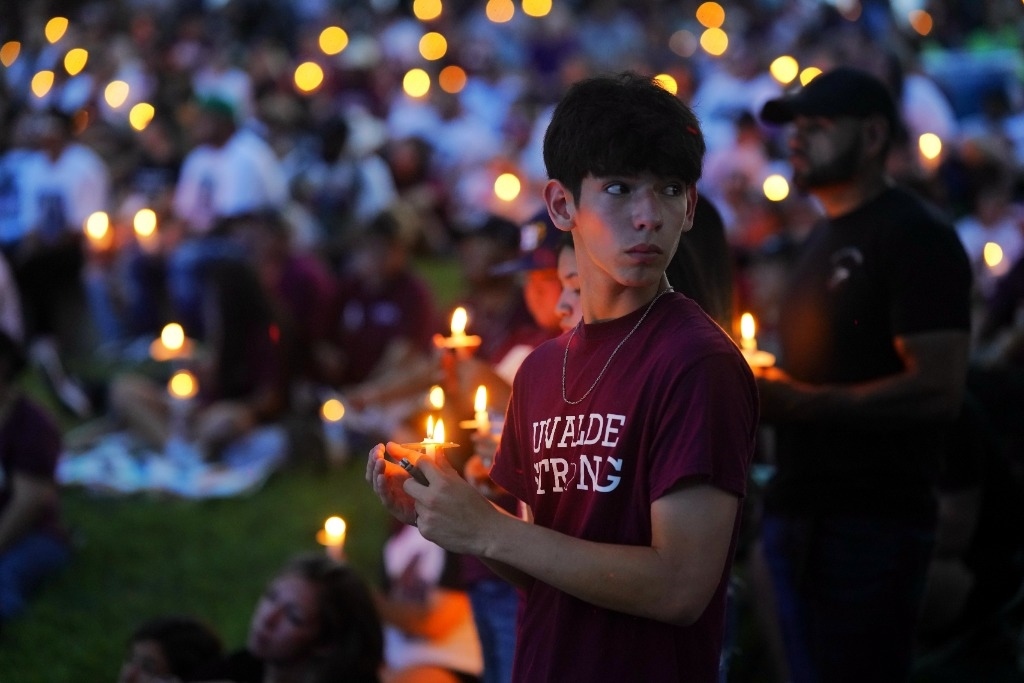 5月24日，在美國得克薩斯州小城尤瓦爾迪，人們參加守夜儀式悼念校園槍擊遇害者。當日是美國尤瓦爾迪大規(guī)模校園槍擊事件一周年。新華社記者吳曉凌攝