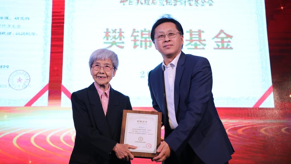 國家文物局黨組成員、副局長解冰（右）為樊錦詩（左）頒發(fā)捐贈證書。新華社記者張睿 攝