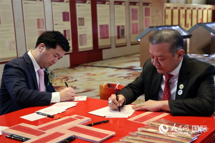 觀眾在展覽現(xiàn)場(chǎng)設(shè)置的體驗(yàn)區(qū)手寫(xiě)“批信”。人民網(wǎng)記者楊一攝