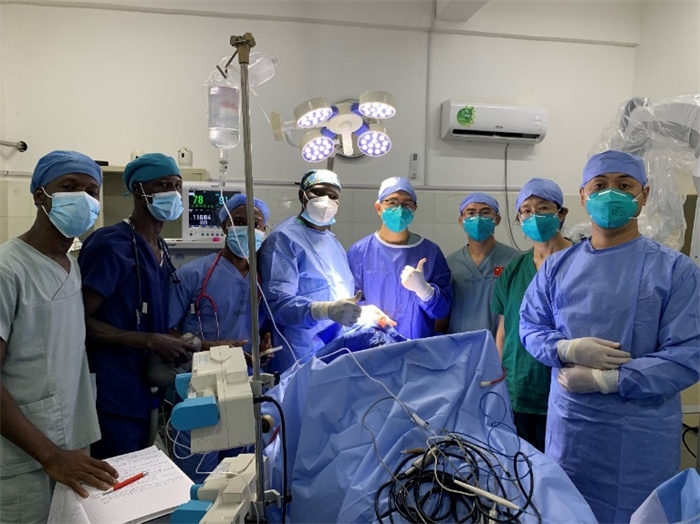 腦膿腫手術(shù)成功，全體參與手術(shù)的醫(yī)務(wù)工作者合影留念。中國(guó)第二十九批援幾內(nèi)亞醫(yī)療隊(duì)供圖