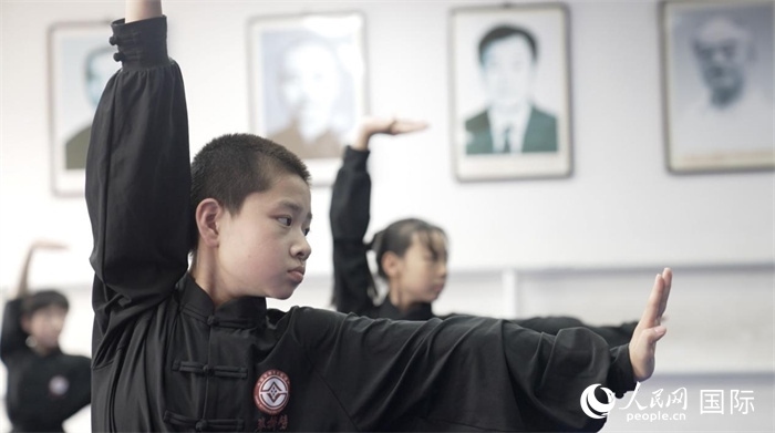 正在練習(xí)劈掛拳的武術(shù)學(xué)童。人民網(wǎng)記者 袁蒙攝