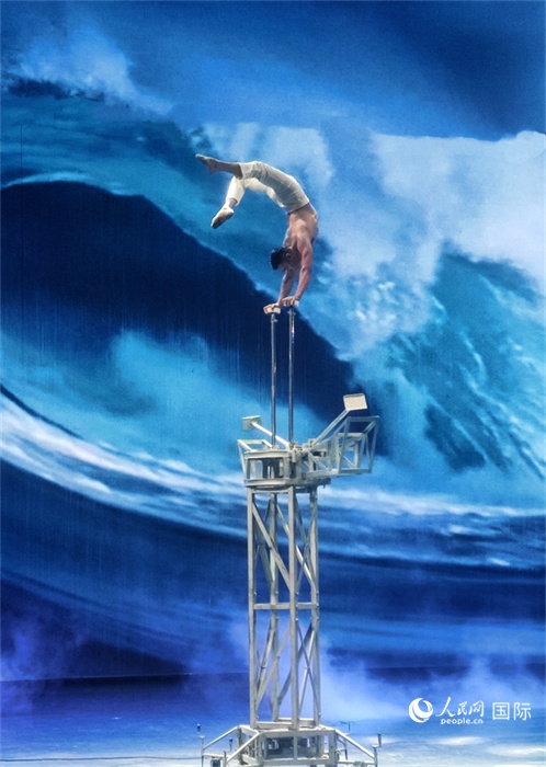 吳橋雜技大世界中的雜技演出。人民網(wǎng) 趙昭攝