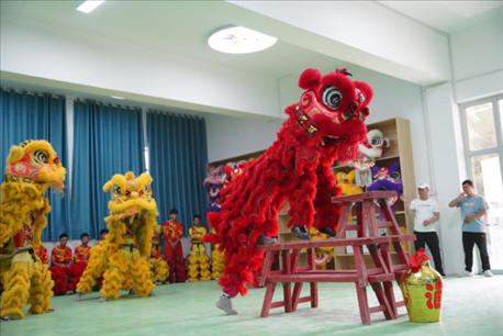 開課儀式現(xiàn)場(chǎng)，疏附縣第一中學(xué)舞獅隊(duì)的醒獅表演。