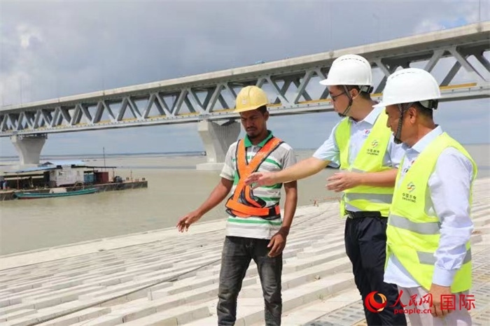 孟加拉國(guó)帕德瑪大橋河道整治工程北岸整治區(qū)域長(zhǎng)1.5千米，南岸長(zhǎng)11.5千米，是目前世界上規(guī)模最大的河道整治工程。人民網(wǎng)記者 孫廣勇攝