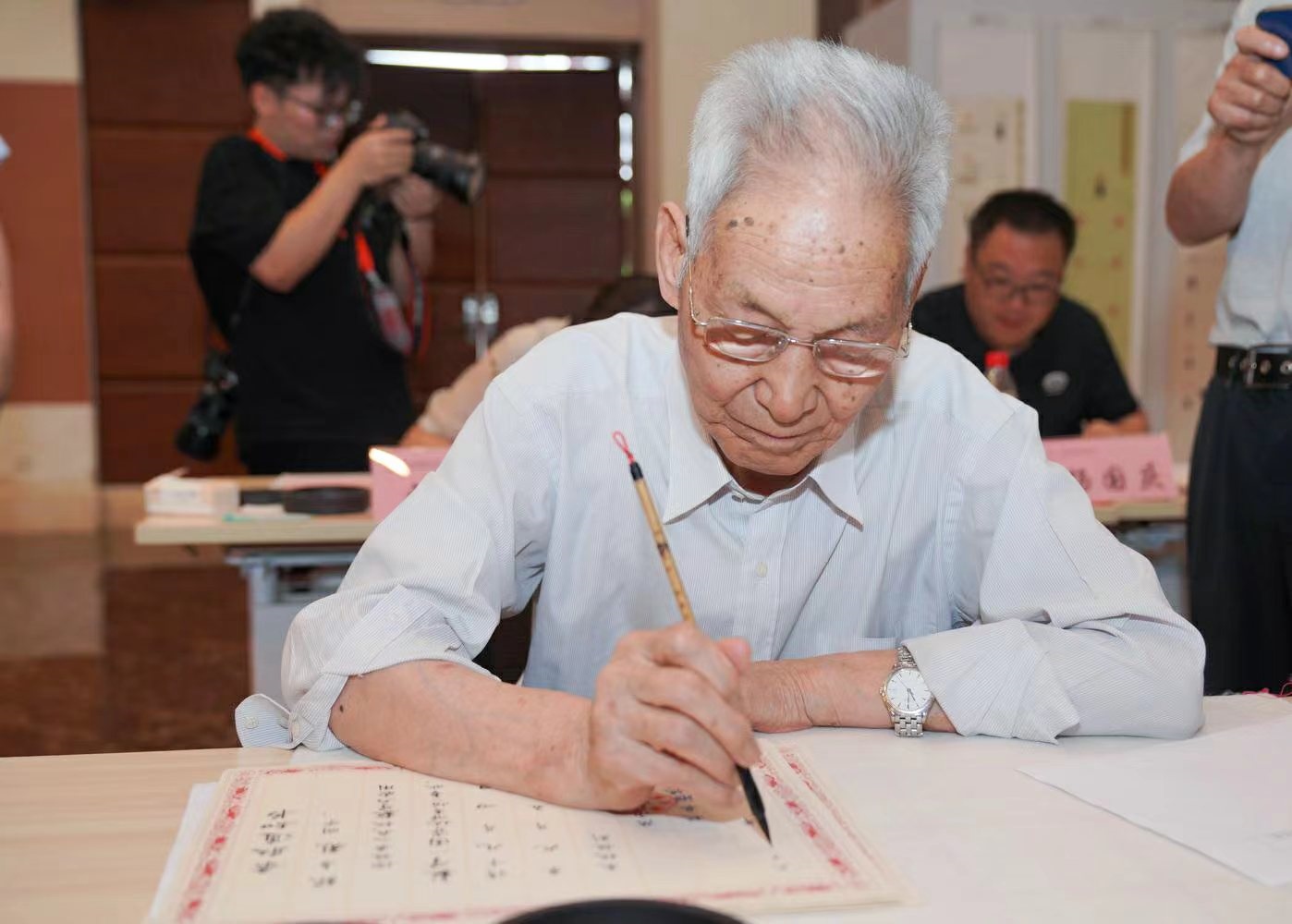 老教授們用毛筆書寫2023級新生錄取通知書。校方供圖