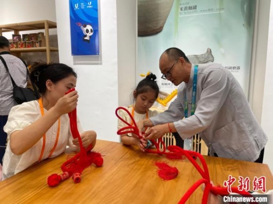 市民體驗(yàn)制作吉祥如意結(jié)。祝歡 攝