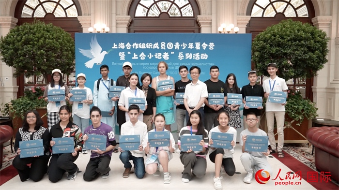 主辦單位為“上合小記者”頒發(fā)證書。實習生 方明軒攝