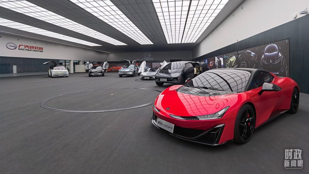 今年4月，習(xí)近平考察廣汽埃安新能源汽車股份有限公司，了解企業(yè)推動(dòng)制造業(yè)高端化、智能化、綠色化等情況。（總臺(tái)央視記者石丞拍攝）