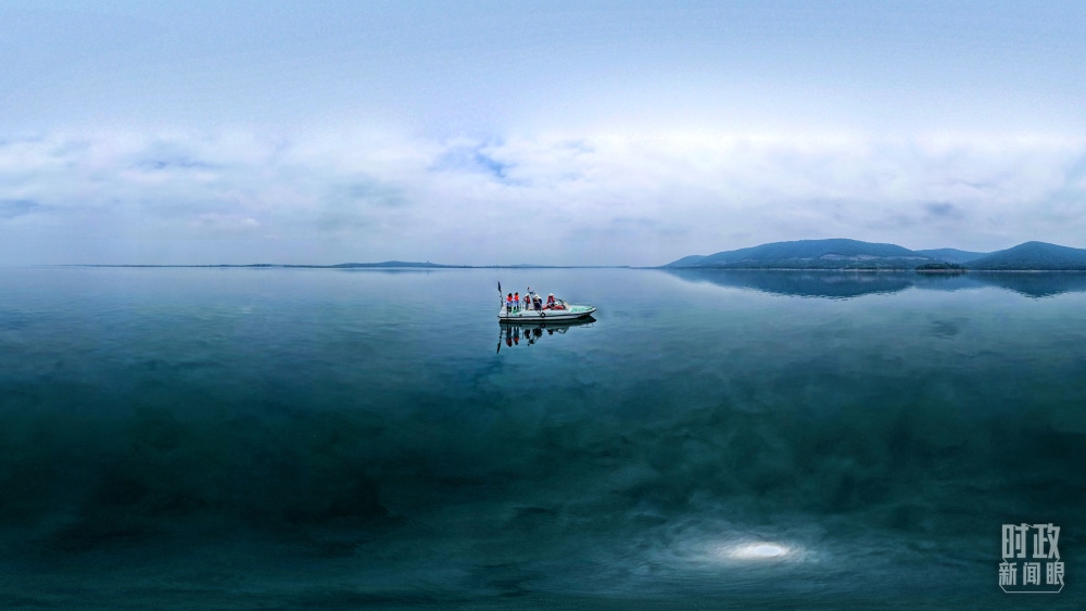 丹江口水庫(kù)，工作人員正在采集水樣。（總臺(tái)國(guó)廣記者李晉拍攝）