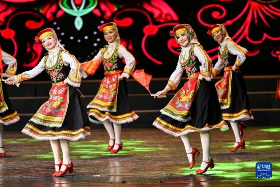 7月21日，哈薩克斯坦薩爾塔納國家舞蹈團的演員在演出。